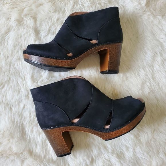 Dansko Shoes - Dansko Delphina Ankle Bootie in Black Milled Nubuck | 40